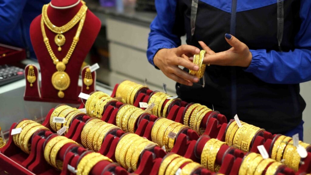 Gold Price Today: सोने के साथ साथ चाँदी के दाम में भी आई भारी गिरावट, जानिए 24 कैरेट के रेट